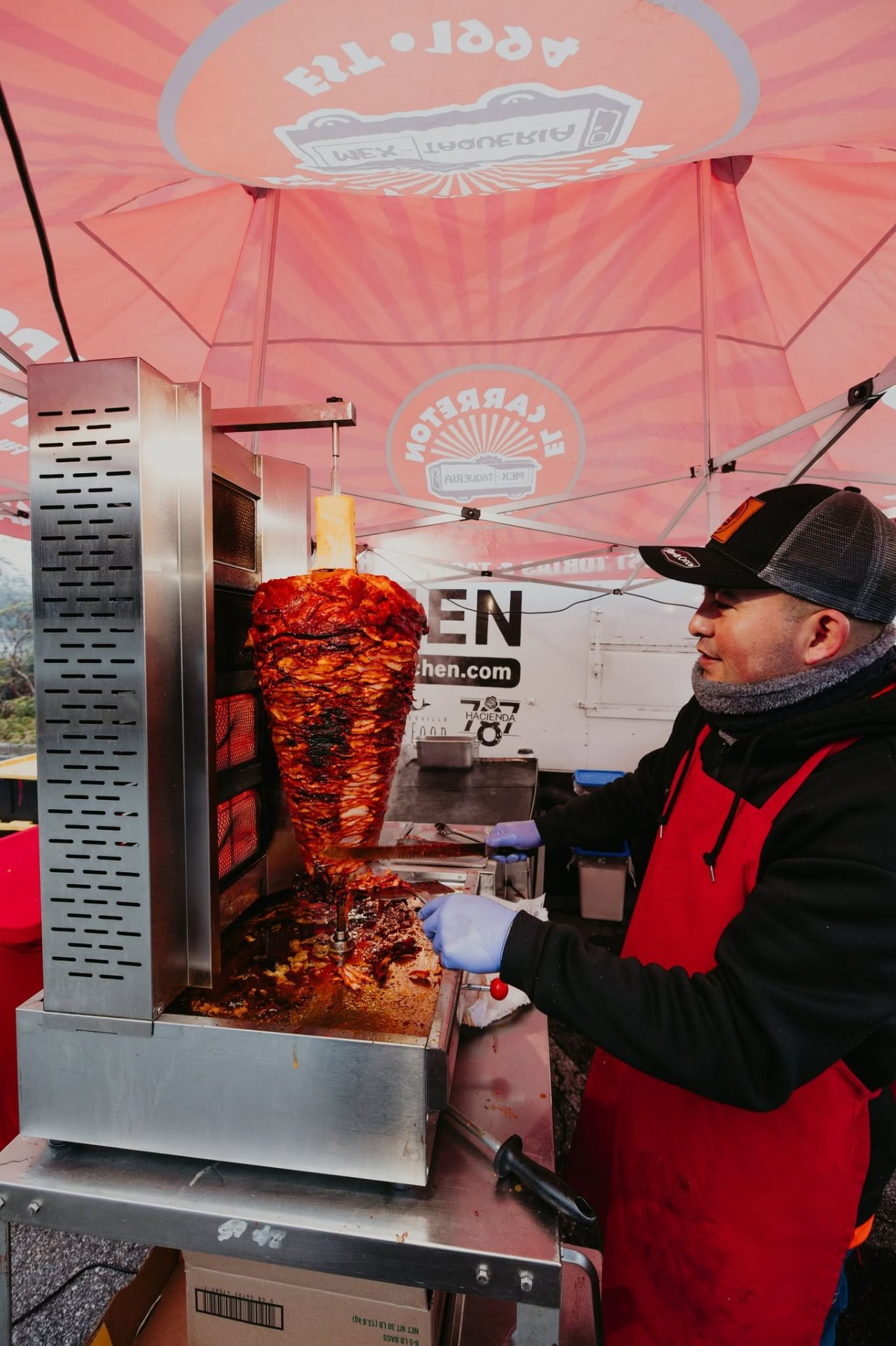 El Carreton Taqueria vendor preparing al pastor tacos